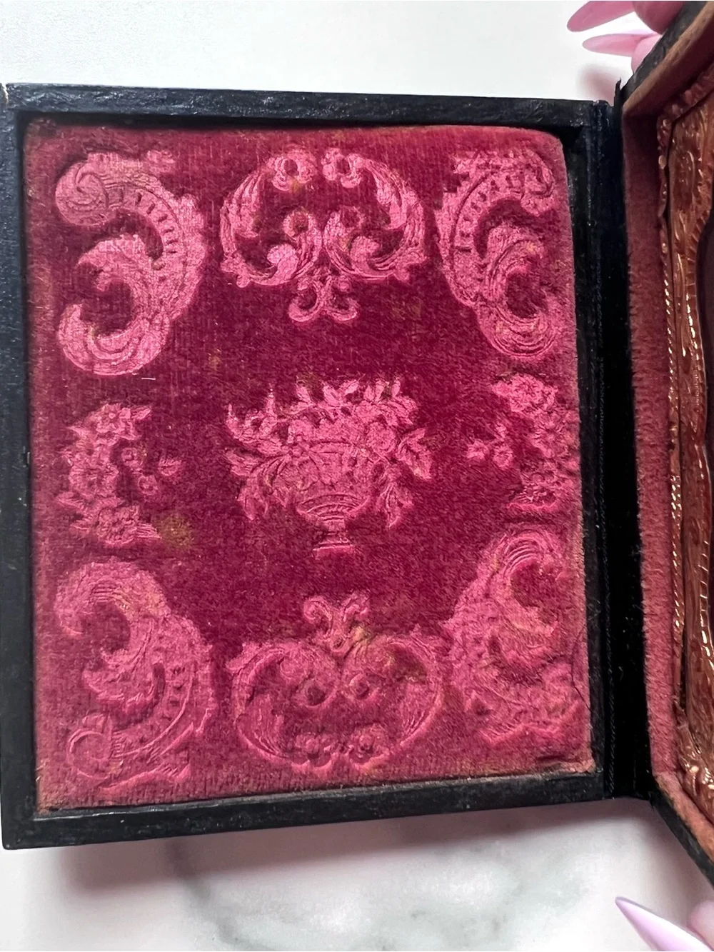 Antique 1850s Daguerreotype Portrait - Wood and Resin Case w/ Velvet Lining - Picture 5 of 16
